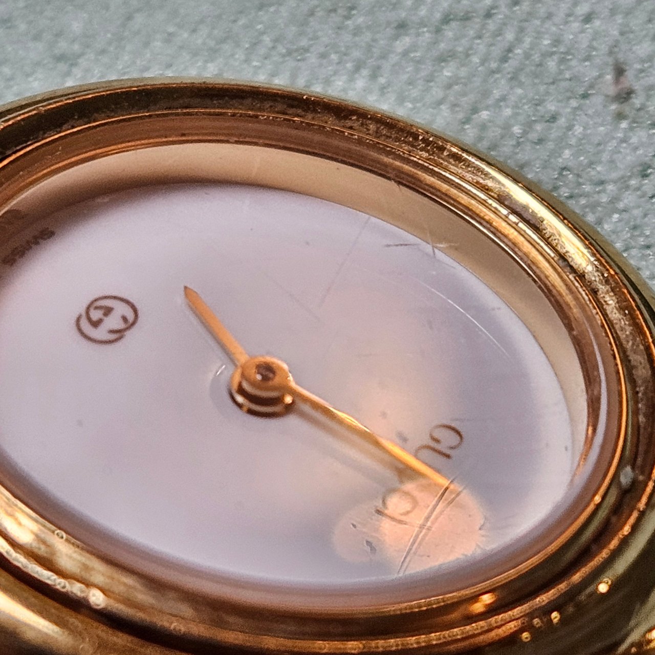 Gucci Gucci Gold Tone Bezel Women Watch Goud