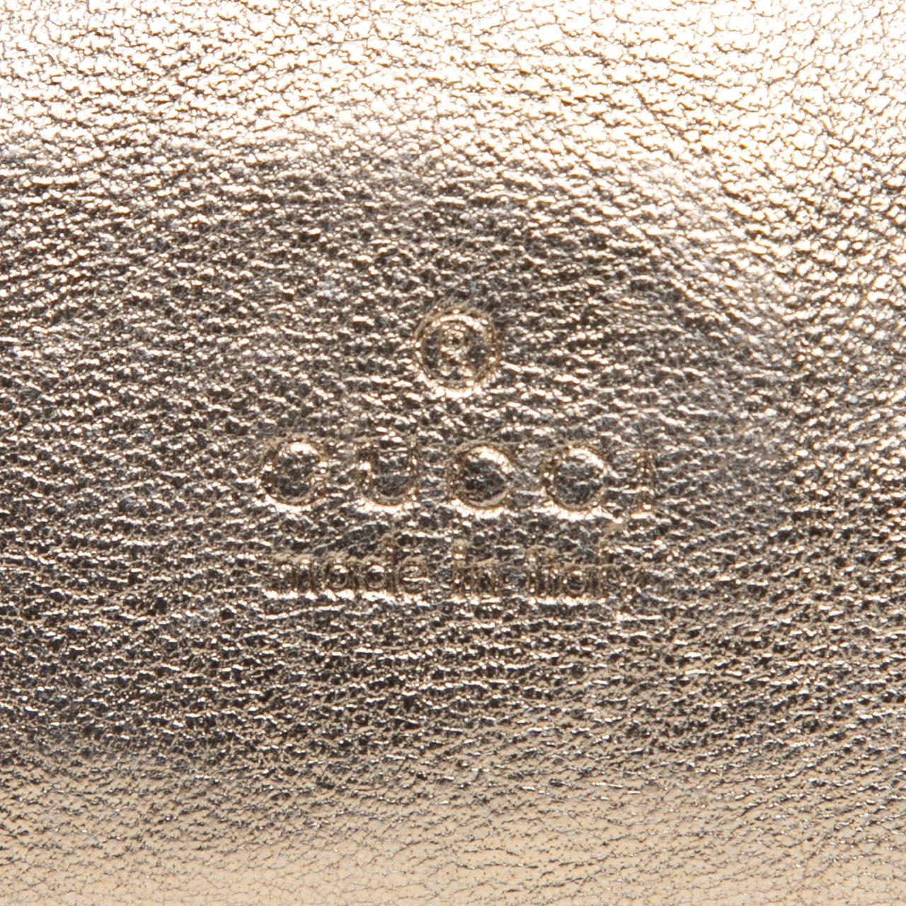 Gucci Metallic Leather Drawstring Pouch Goud