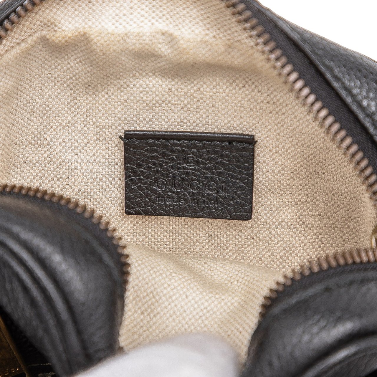 Gucci Mini Grained Calfskin Logo Crossbody Zwart