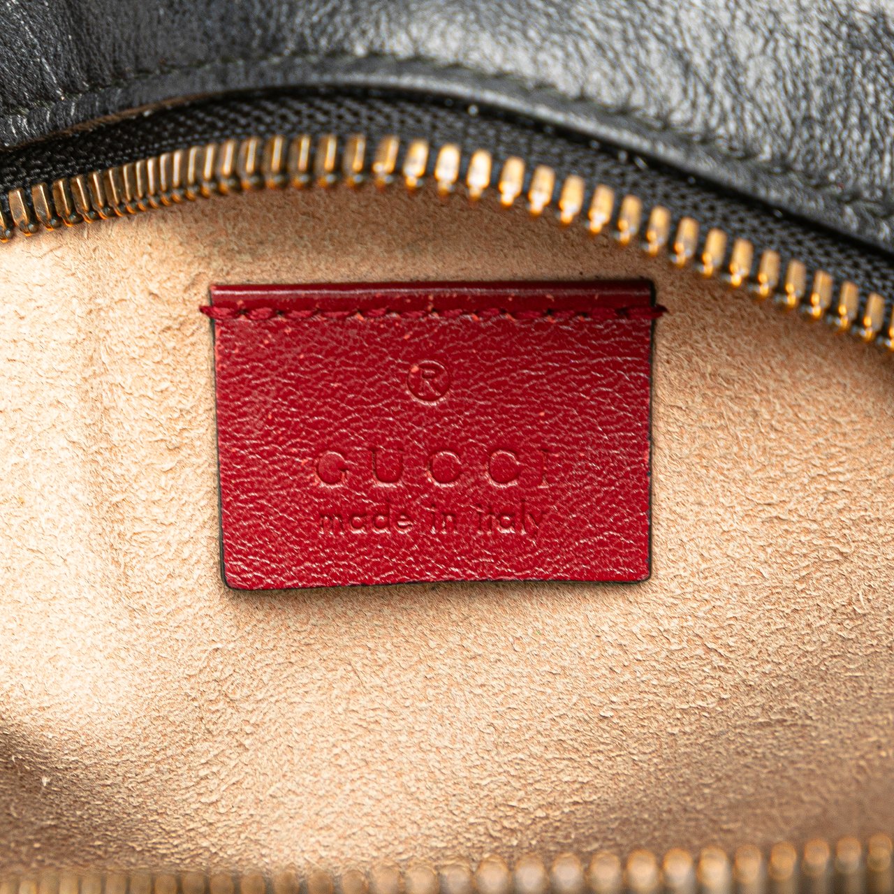 Gucci Mini GG Marmont Matelasse Leather Torchon Round Crossbody Zwart