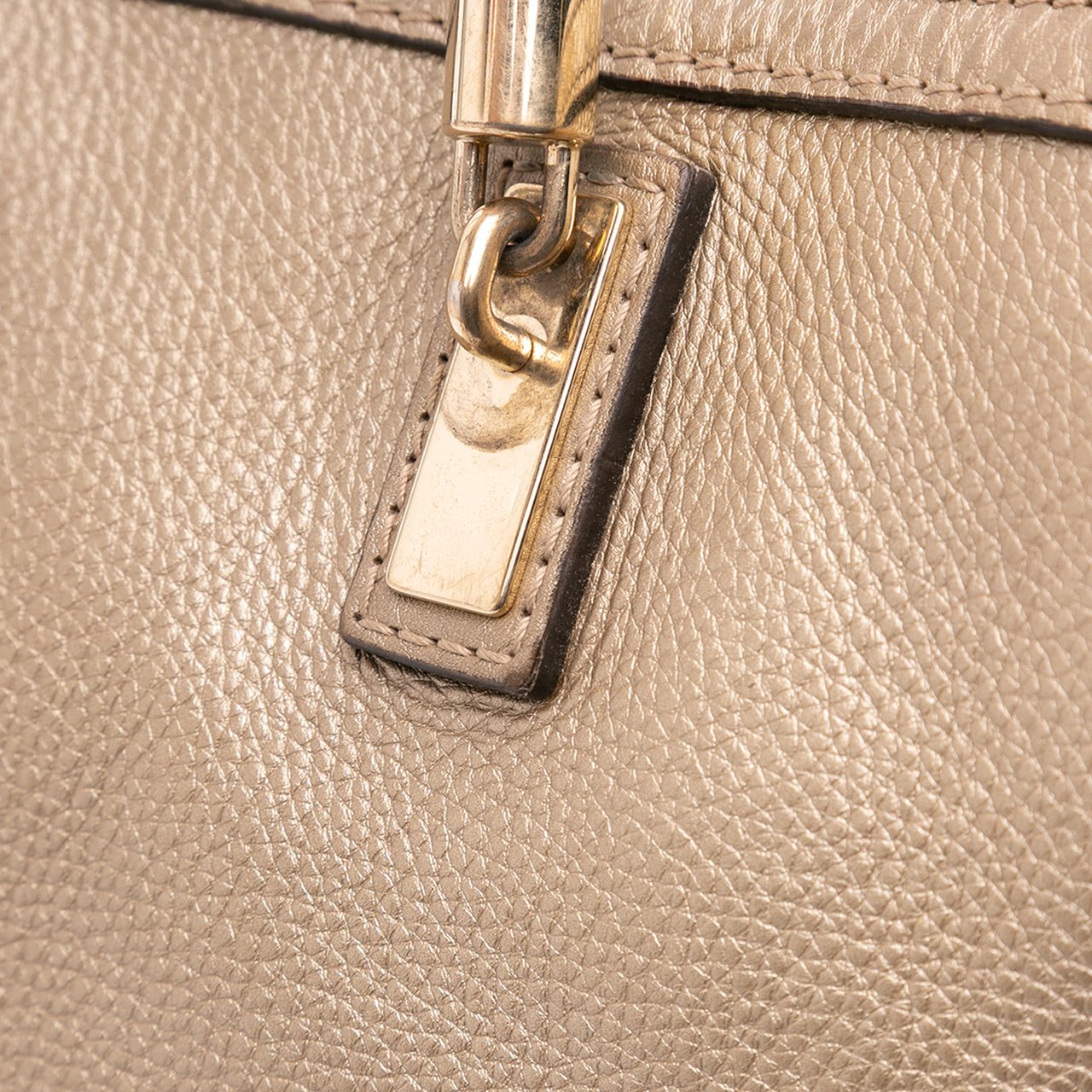 Gucci Metallic Grained Leather Bella Tote Goud