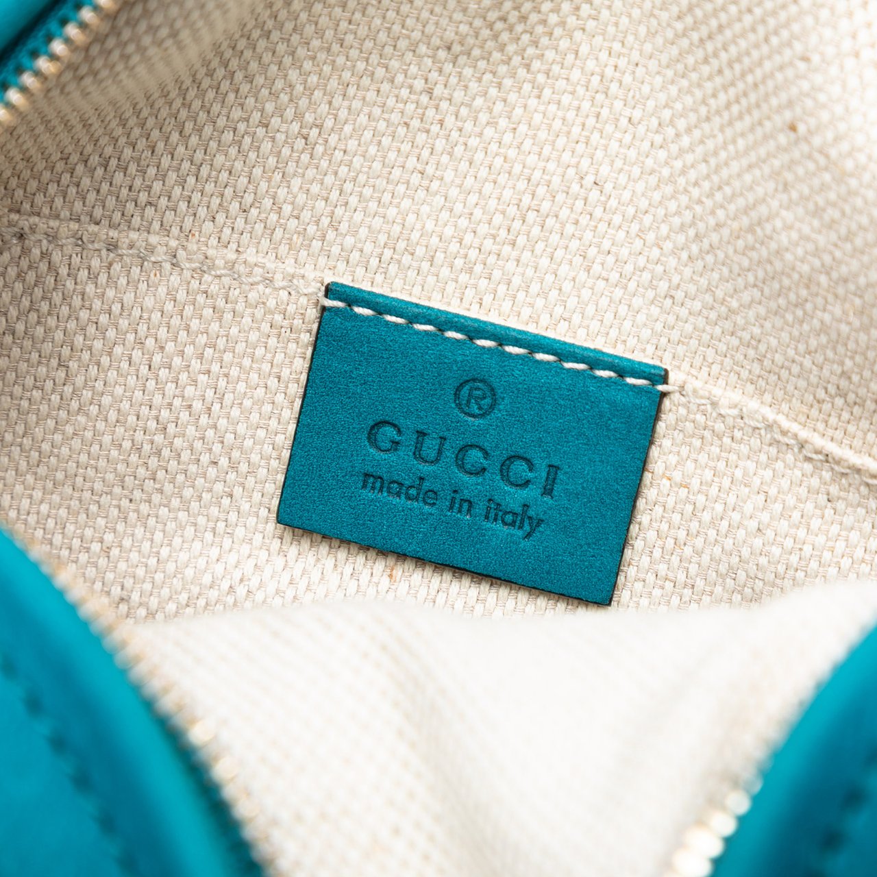 Gucci Mini Pebbled Calfskin Soho Chain Crossbody Blauw