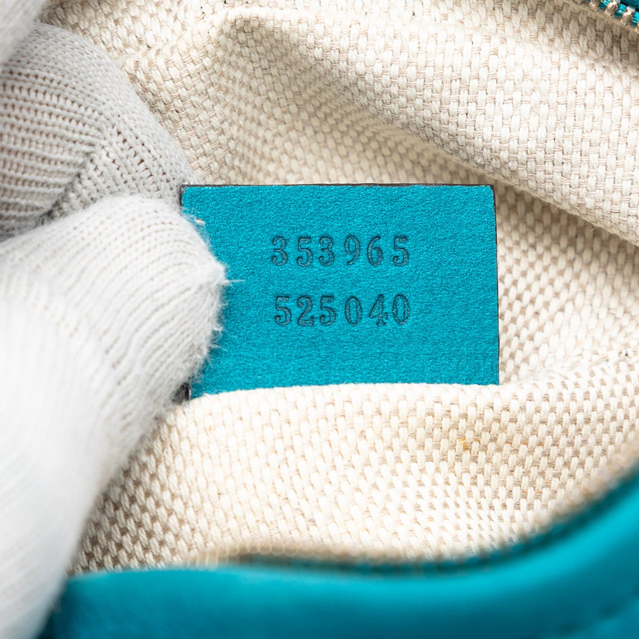 Gucci Mini Pebbled Calfskin Soho Chain Crossbody Blauw