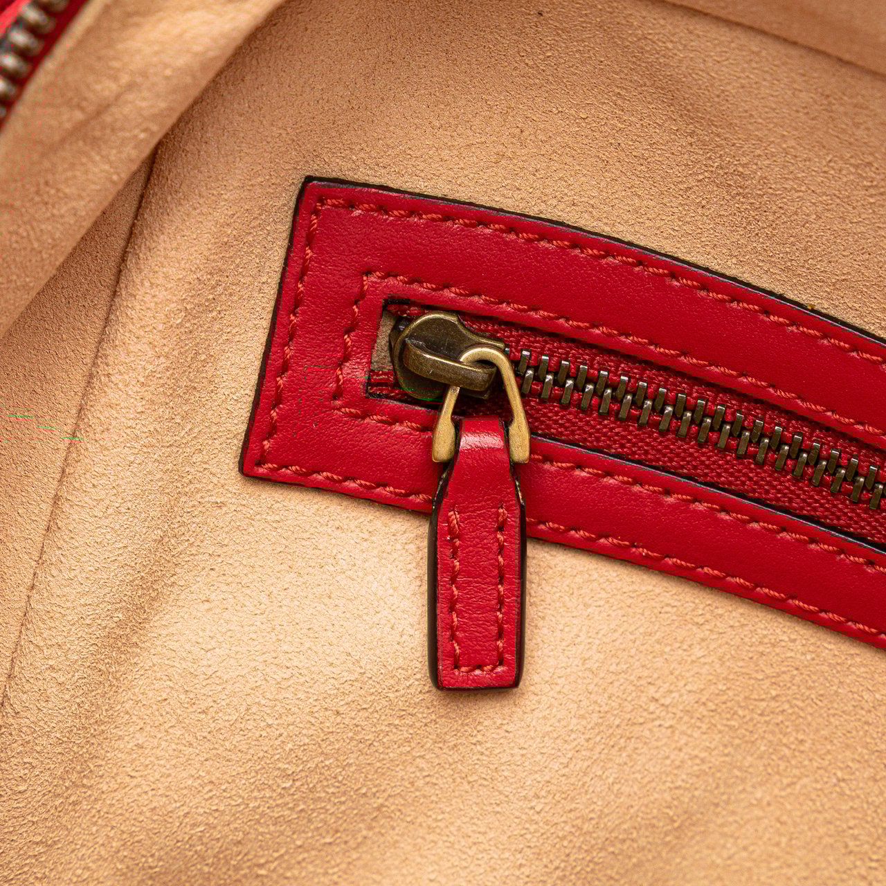 Gucci Small GG Marmont Matelasse Leather Sylvie Top Handle Satchel Rood