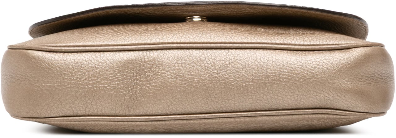 Gucci Medium Metallic Leather Soho Chain Flap Crossbody Goud
