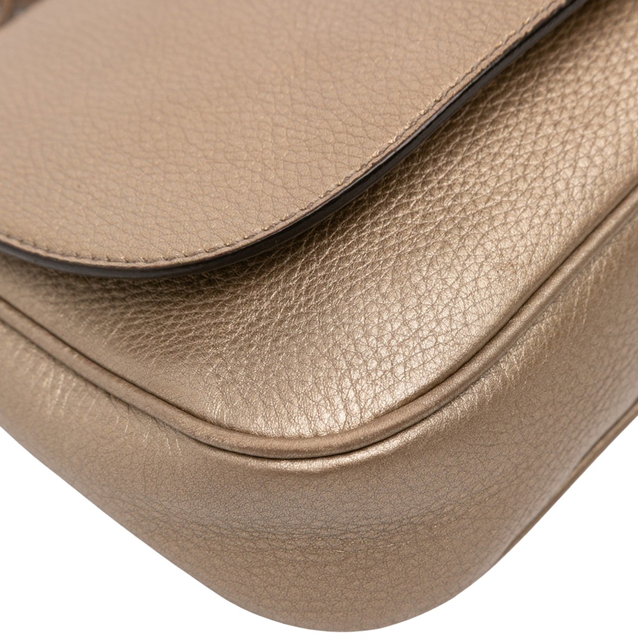 Gucci Medium Metallic Leather Soho Chain Flap Crossbody Goud