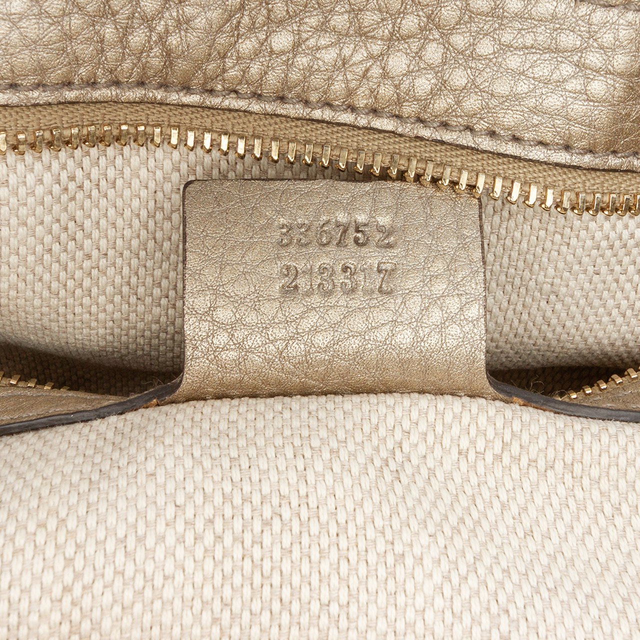 Gucci Medium Metallic Leather Soho Chain Flap Crossbody Goud