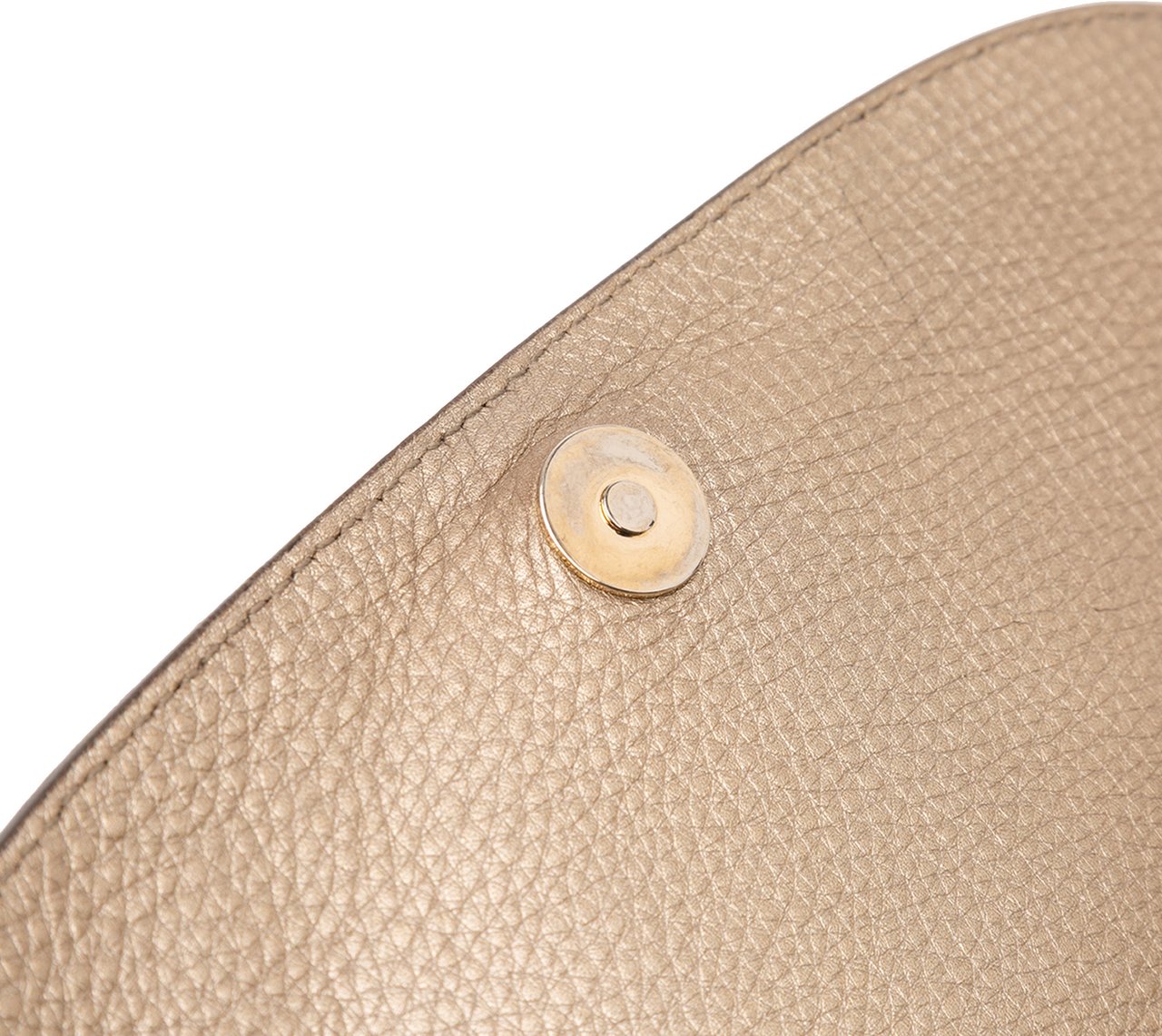 Gucci Medium Metallic Leather Soho Chain Flap Crossbody Goud