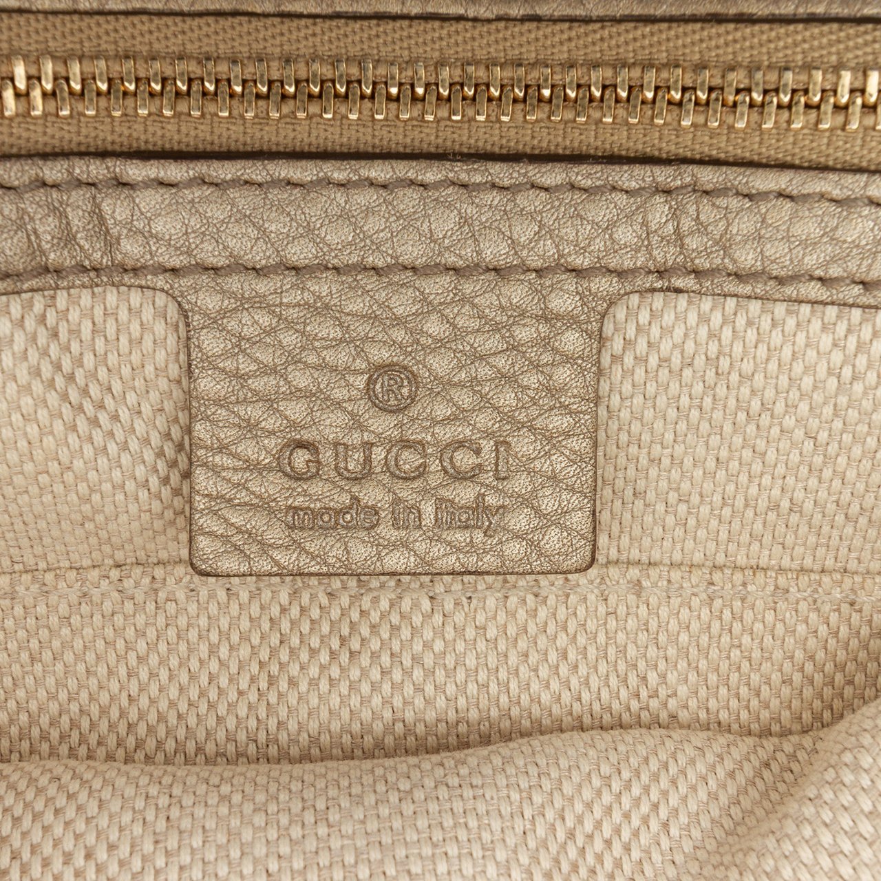 Gucci Medium Metallic Leather Soho Chain Flap Crossbody Goud