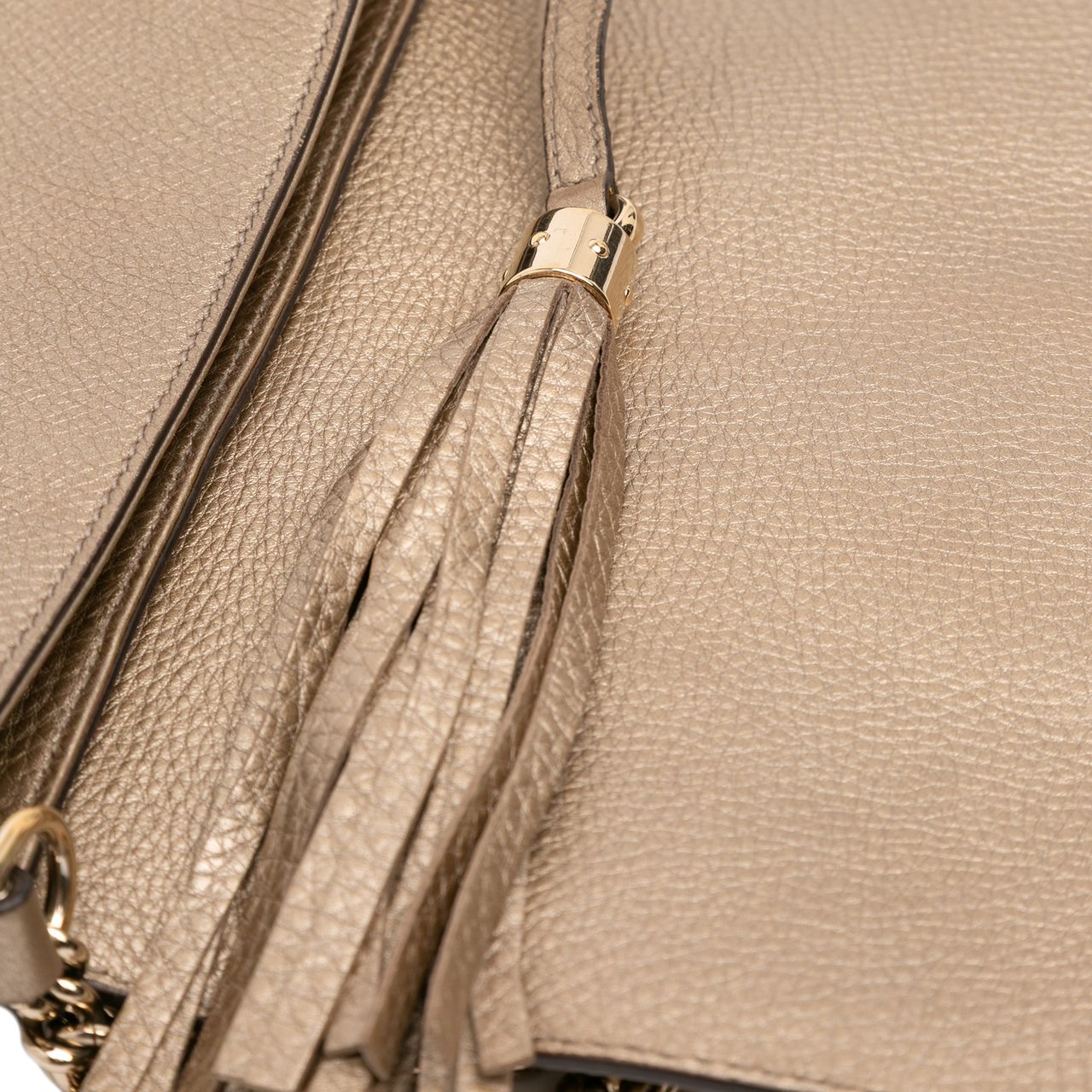 Gucci Medium Metallic Leather Soho Chain Flap Crossbody Goud