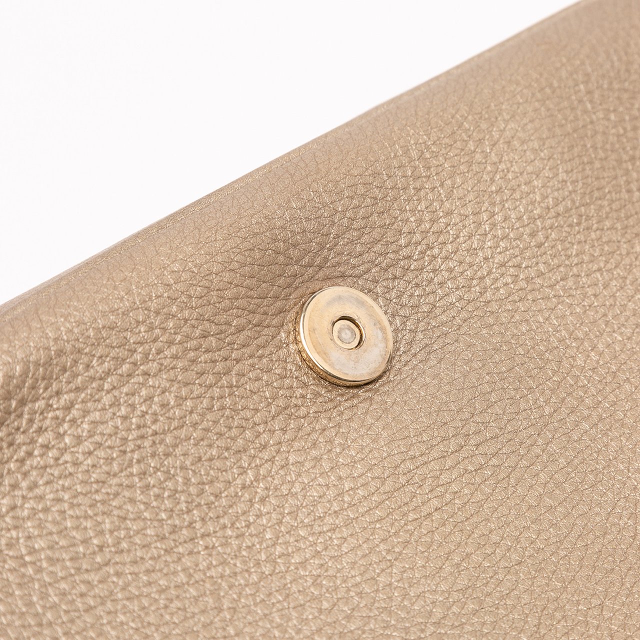Gucci Medium Metallic Leather Soho Chain Flap Crossbody Goud