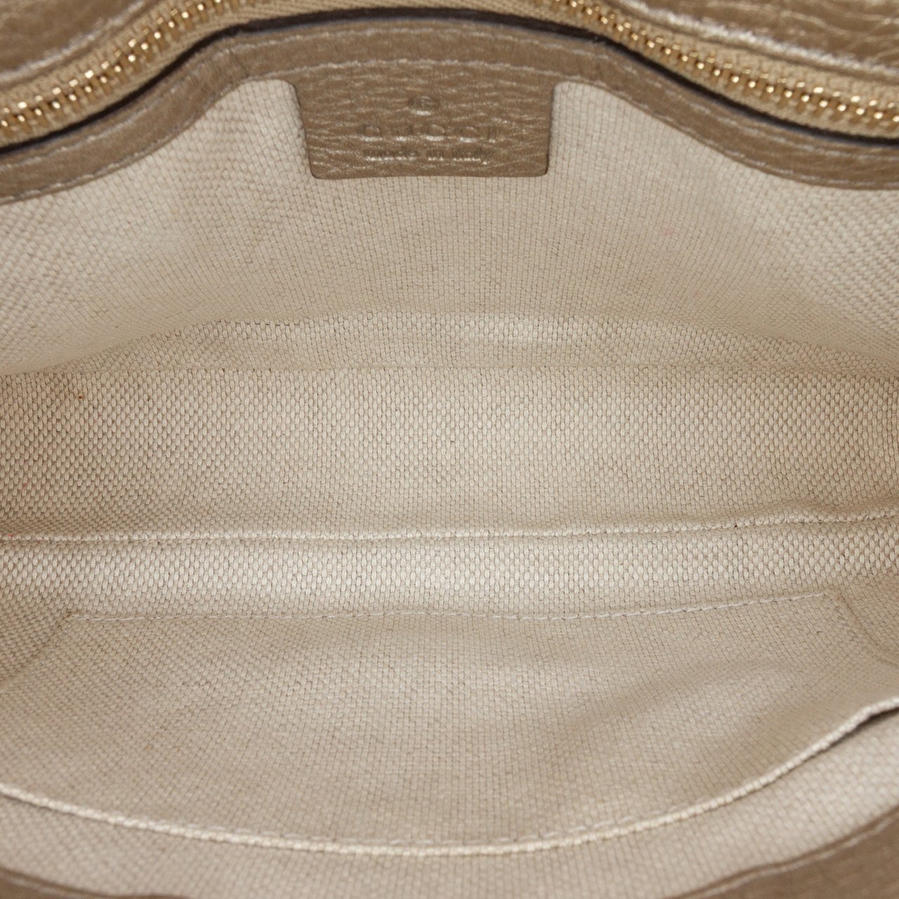 Gucci Medium Metallic Leather Soho Chain Flap Crossbody Goud