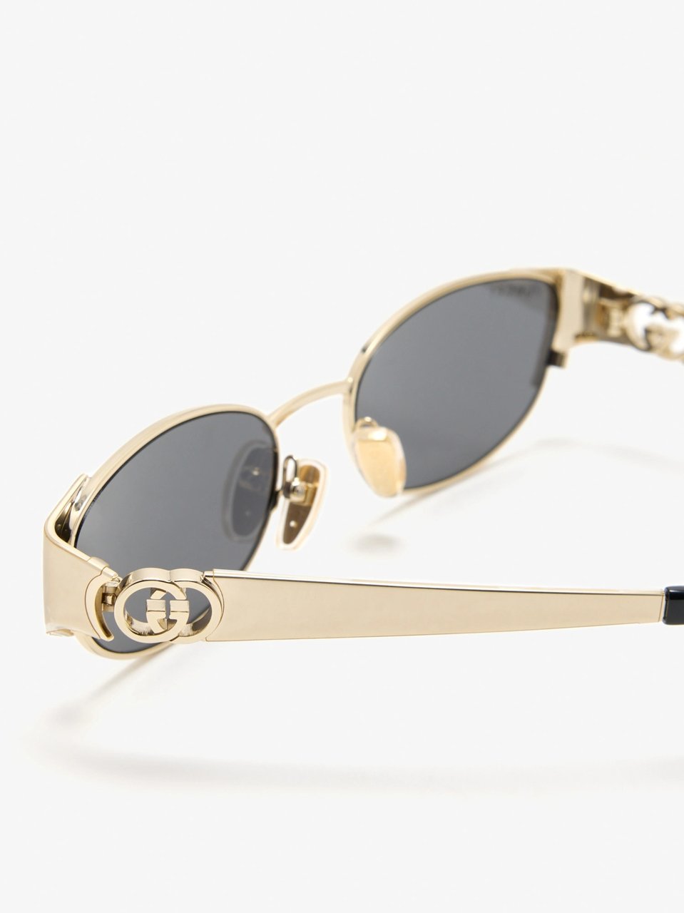 Gucci Narrow Oval Sunglasses with Gold-Tone Frame Grijs