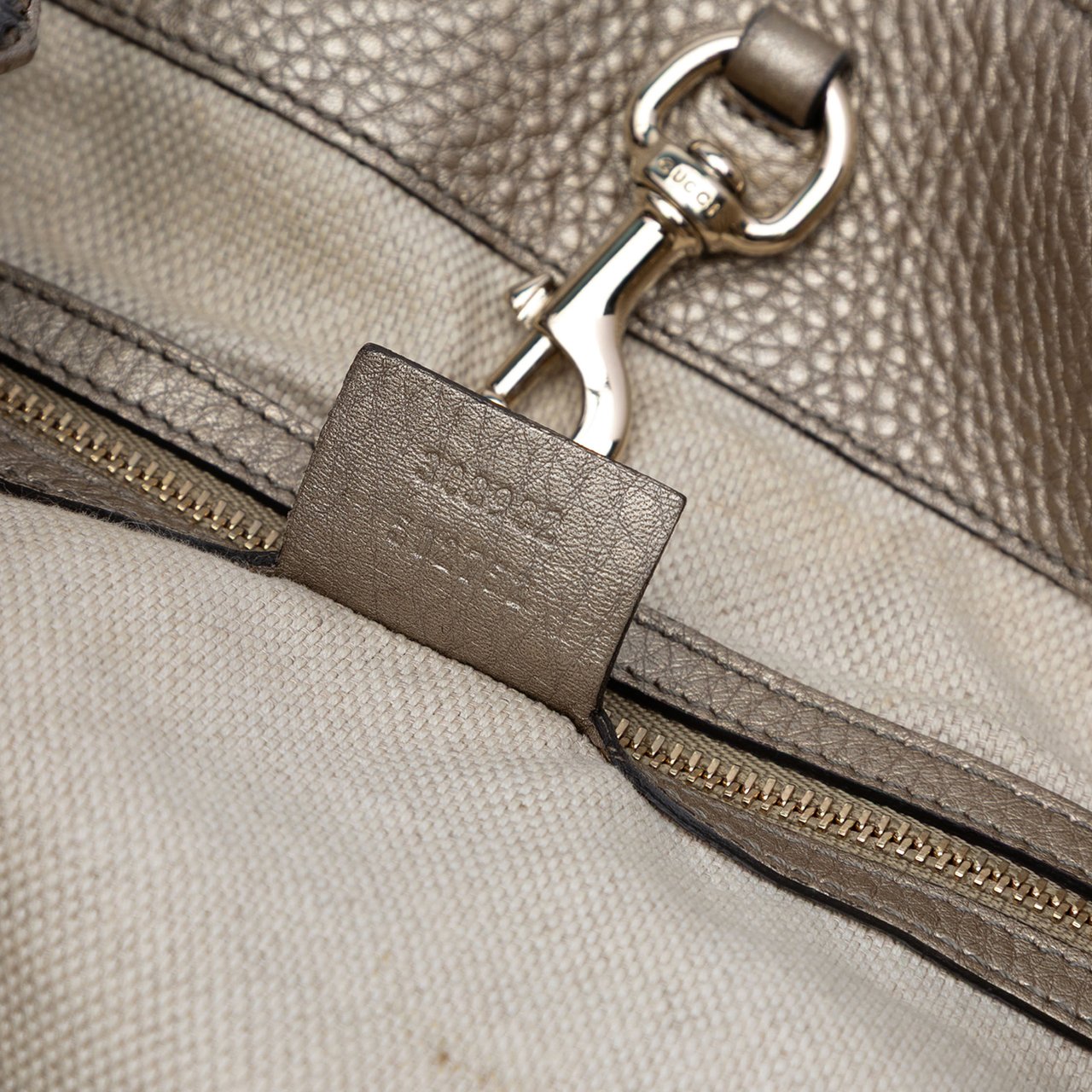 Gucci Medium Leather Soho Chain Tote Goud