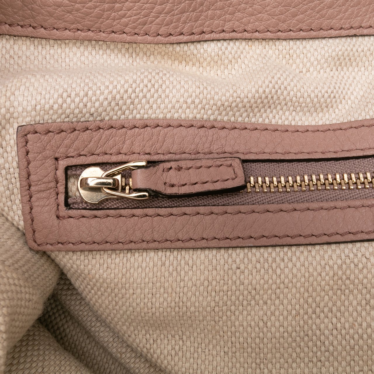 Gucci Medium Leather Soho Chain Tote Roze