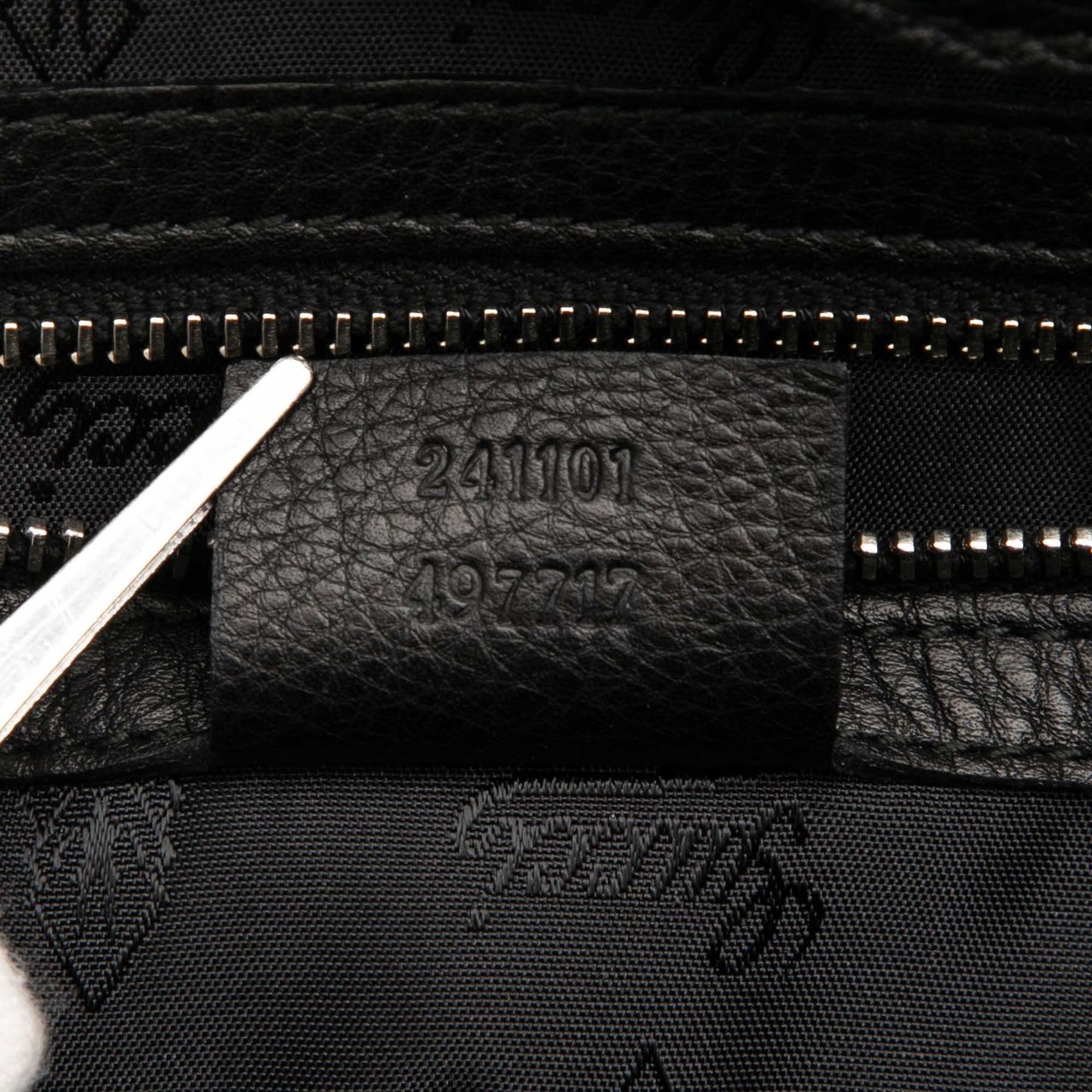 Gucci GG Neoprene Techno Tag Tote Zwart