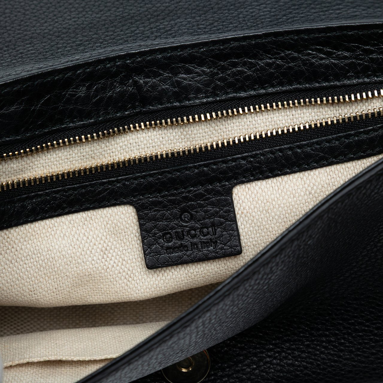 Gucci Medium Leather Soho Chain Flap Crossbody Zwart