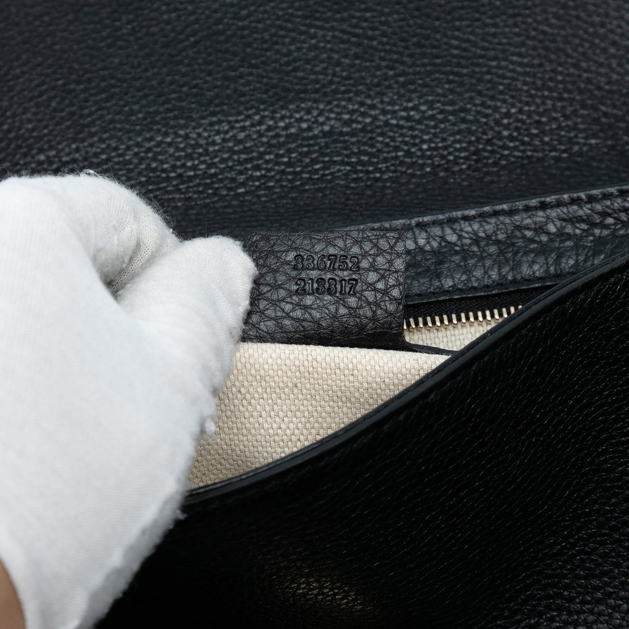 Gucci Medium Leather Soho Chain Flap Crossbody Zwart