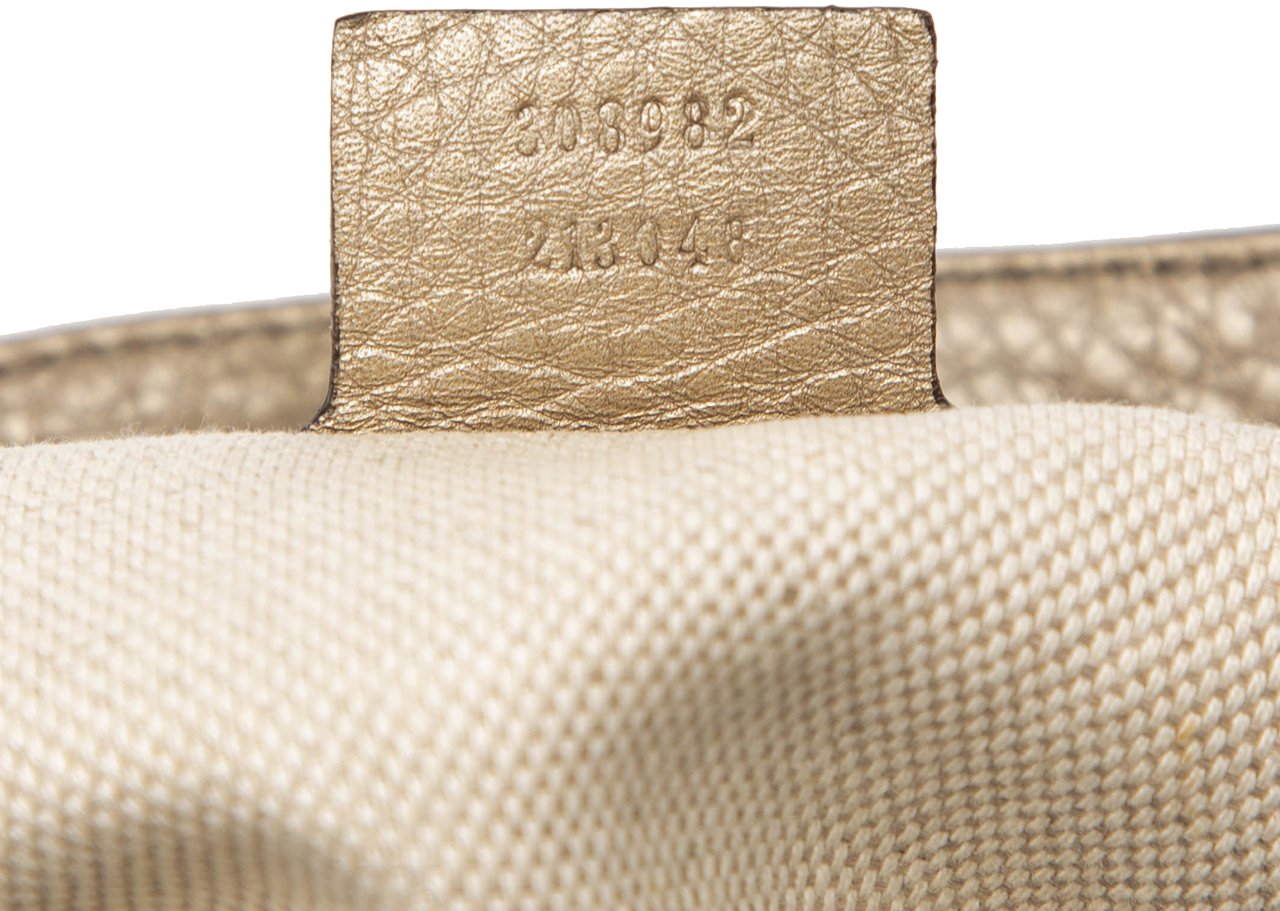 Gucci Medium Metallic Leather Soho Chain Tote Goud