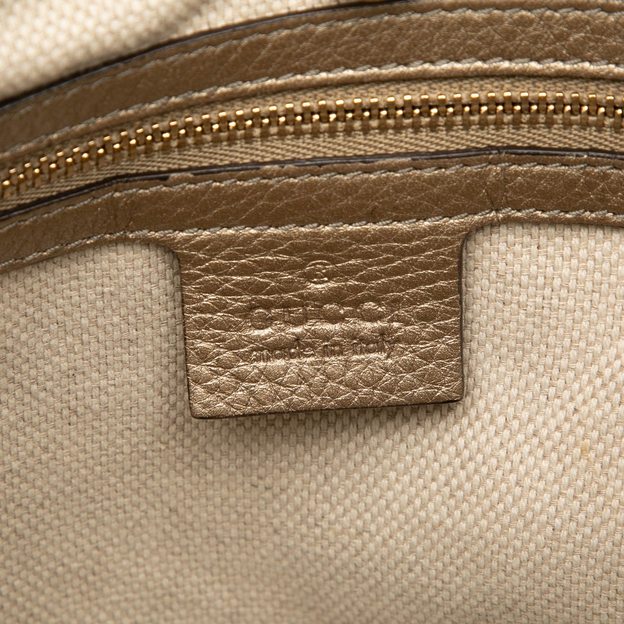 Gucci Medium Metallic Leather Soho Chain Tote Goud