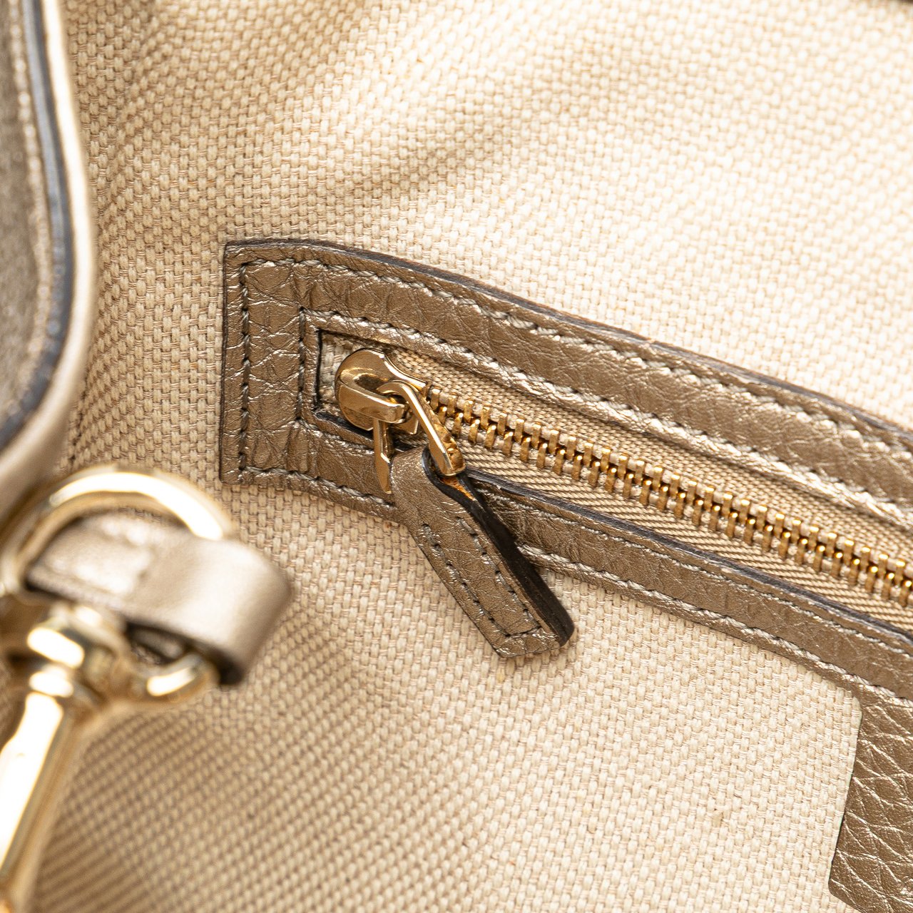 Gucci Small Leather Soho Satchel Goud