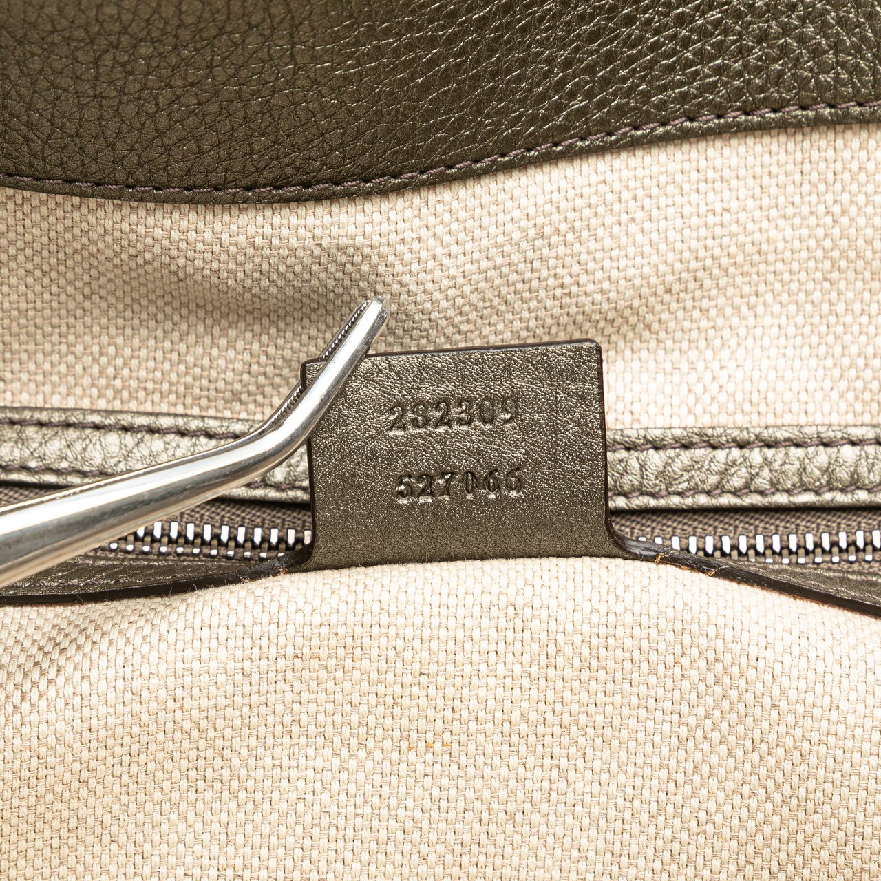 Gucci Medium Metallic Leather Soho Cellarius Tote Grijs