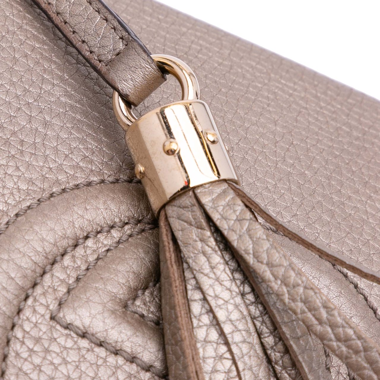 Gucci Medium Metallic Leather Soho Chain Flap Crossbody Zilver