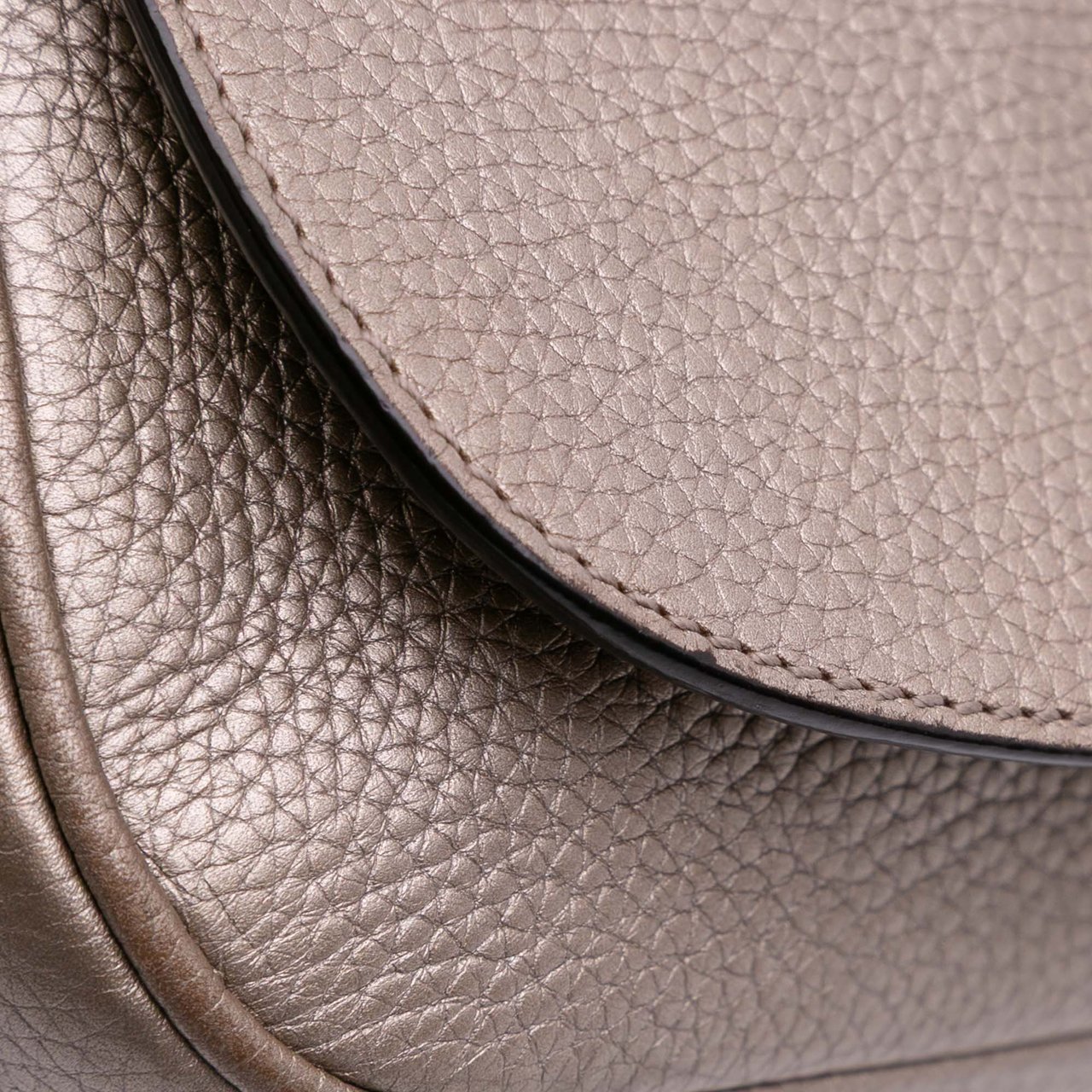Gucci Medium Metallic Leather Soho Chain Flap Crossbody Zilver