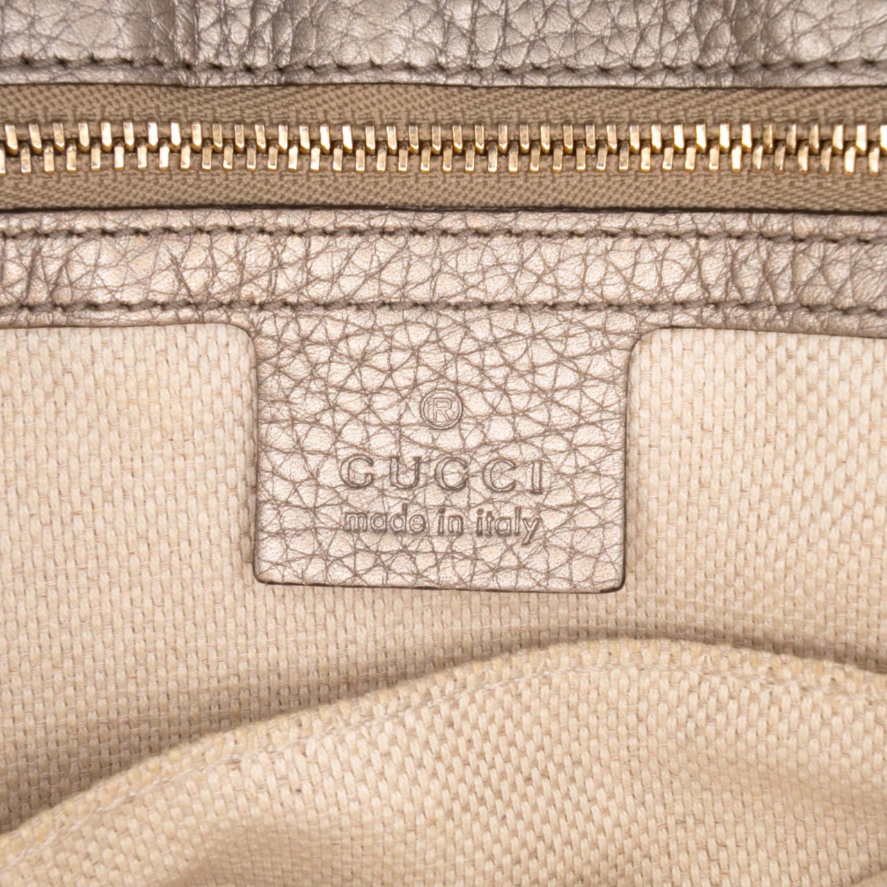 Gucci Medium Metallic Leather Soho Chain Flap Crossbody Zilver