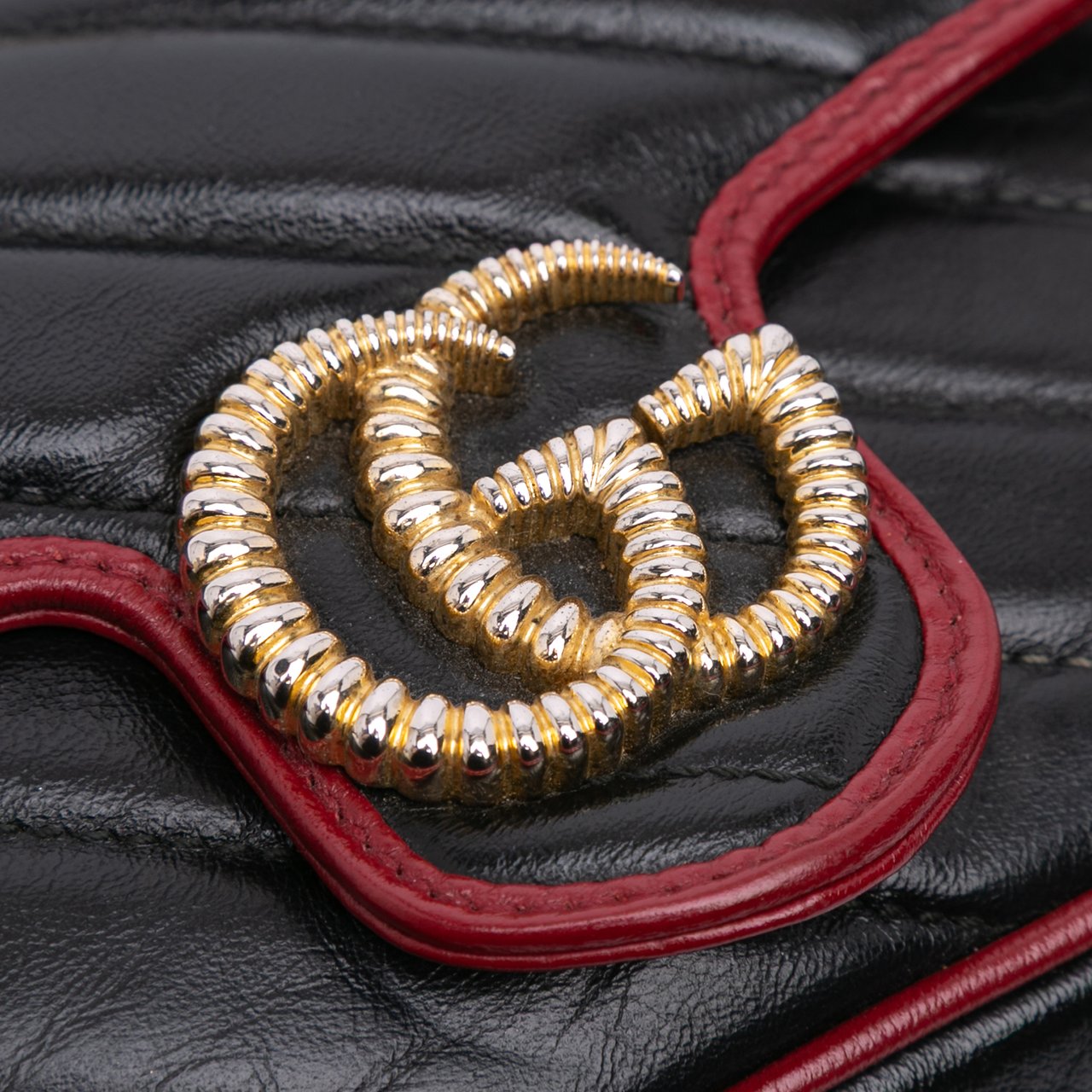 Gucci Super Mini GG Marmont Matelasse Leather Torchon Flap Crossbody Zwart