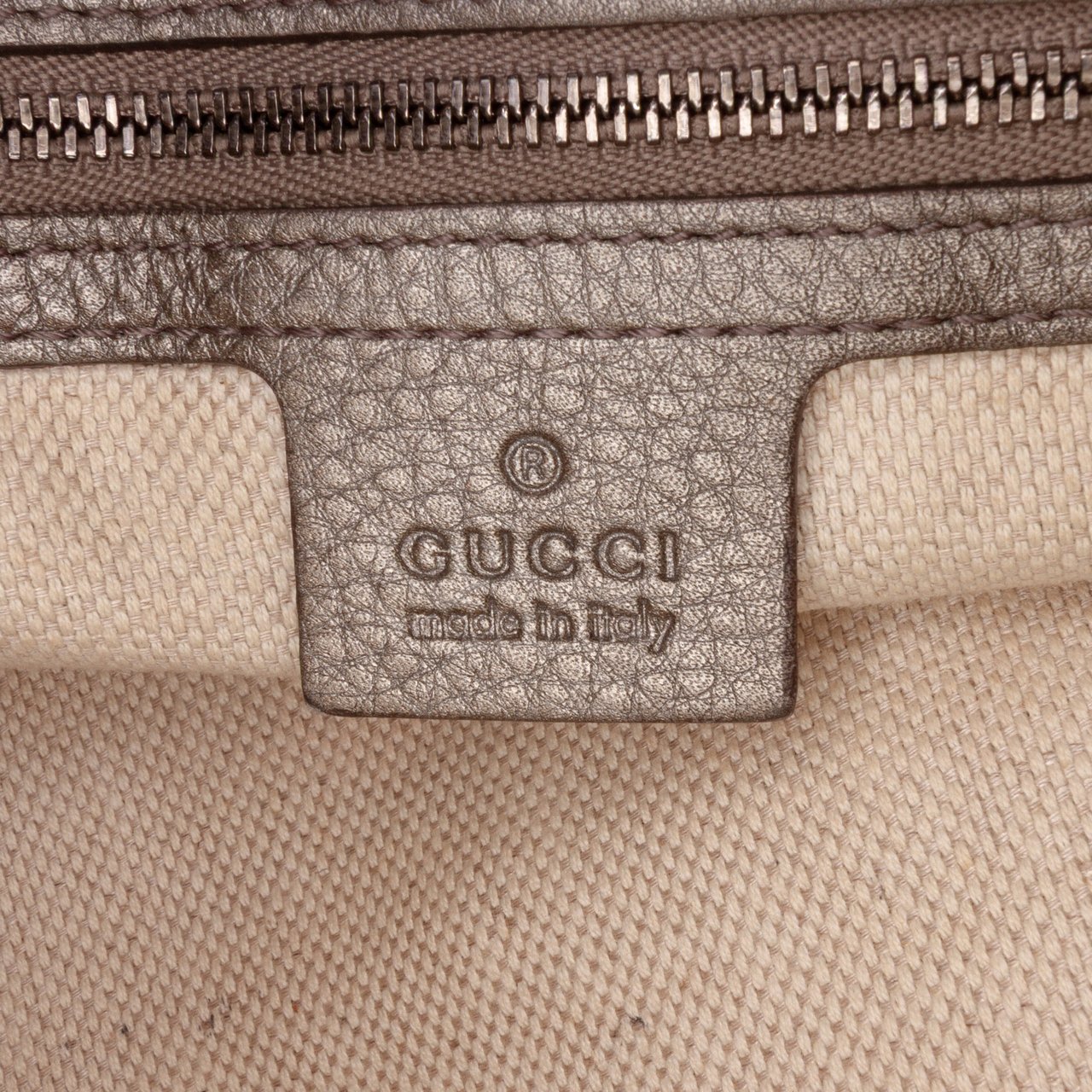 Gucci Medium Metallic Leather Soho Chain Tote Zilver