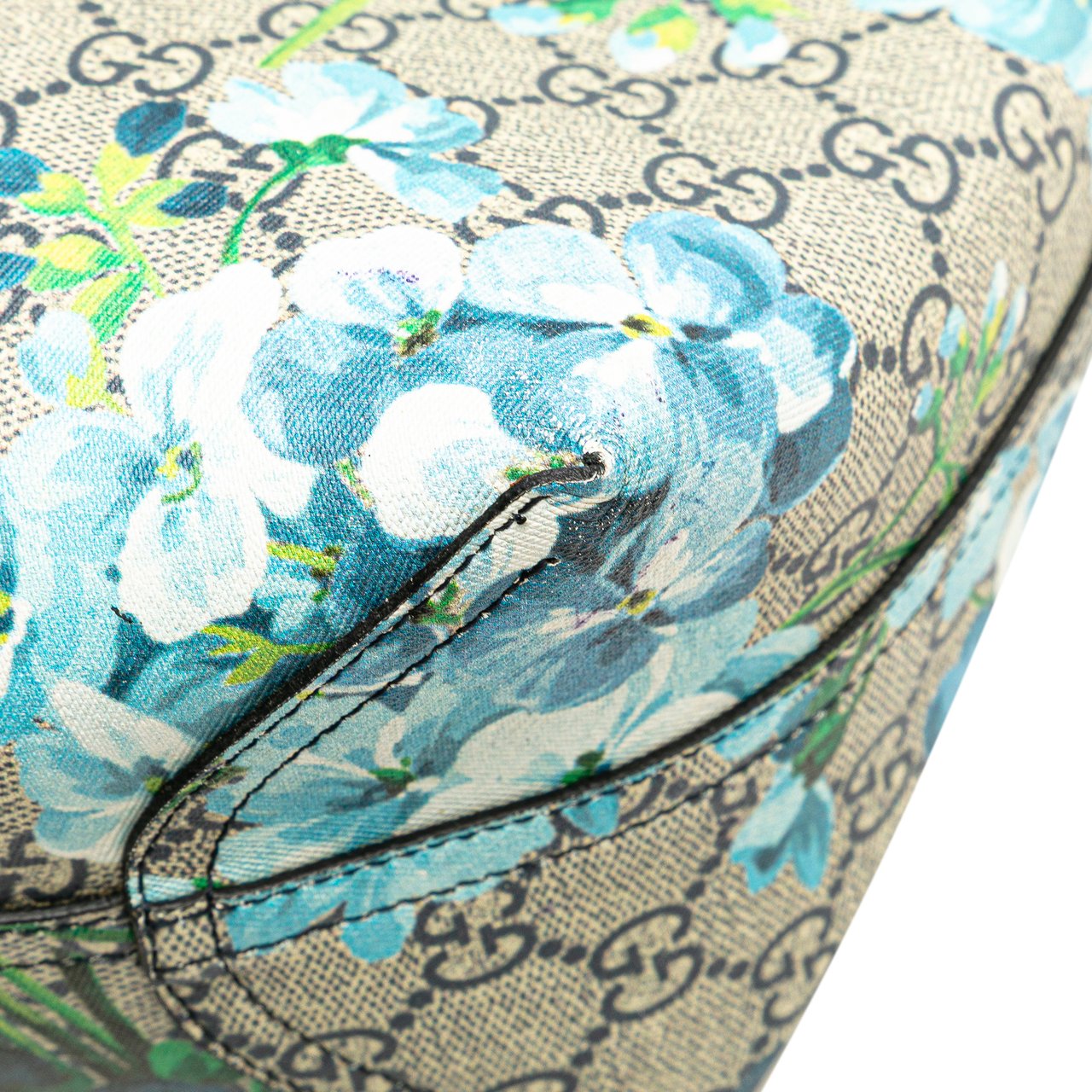 Gucci Medium GG Supreme Blooms Reversible Tote Bruin