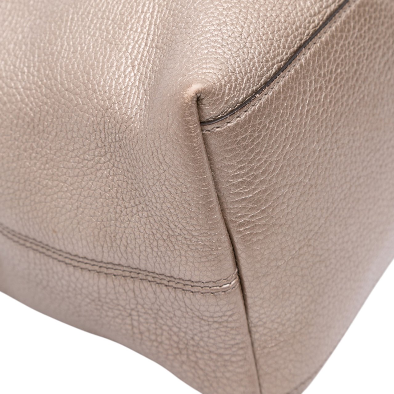 Gucci Medium Metallic Leather Soho Chain Tote Goud