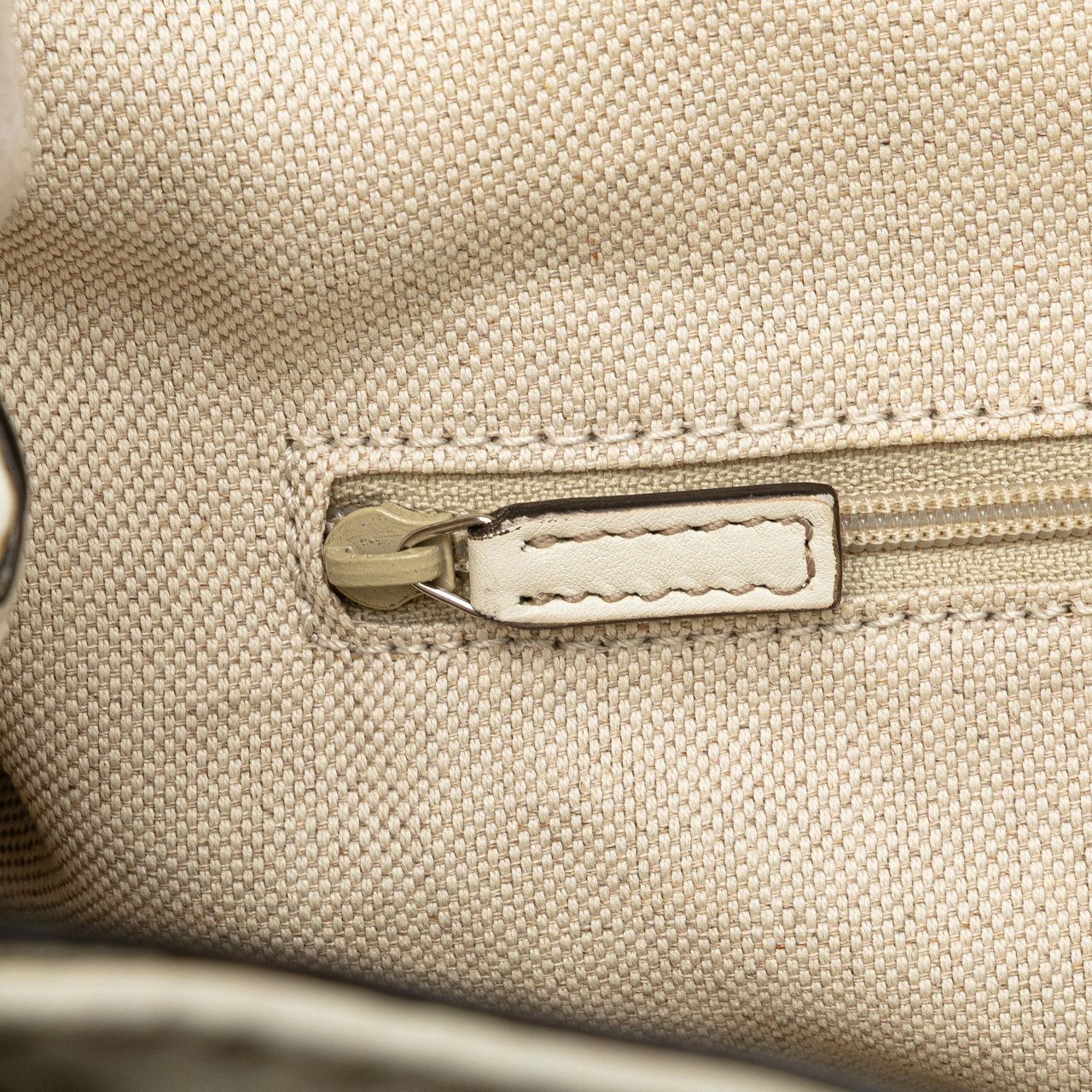 Gucci Medium Diamante Raffia Sukey Tote Wit