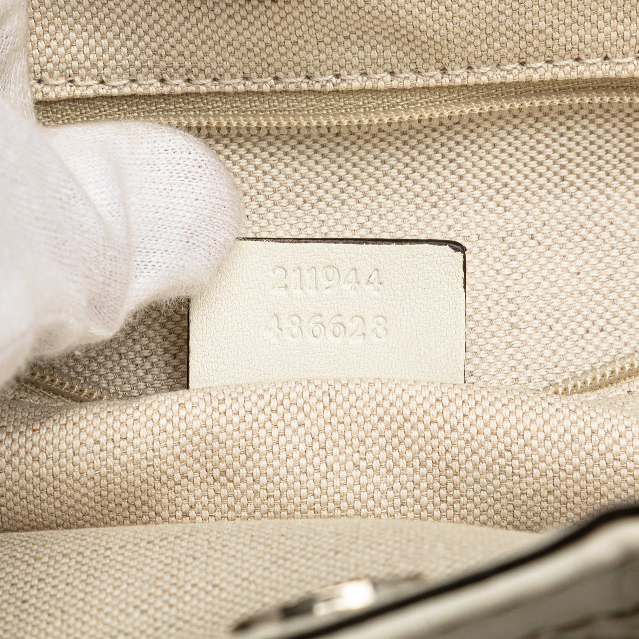 Gucci Medium Diamante Raffia Sukey Tote Wit