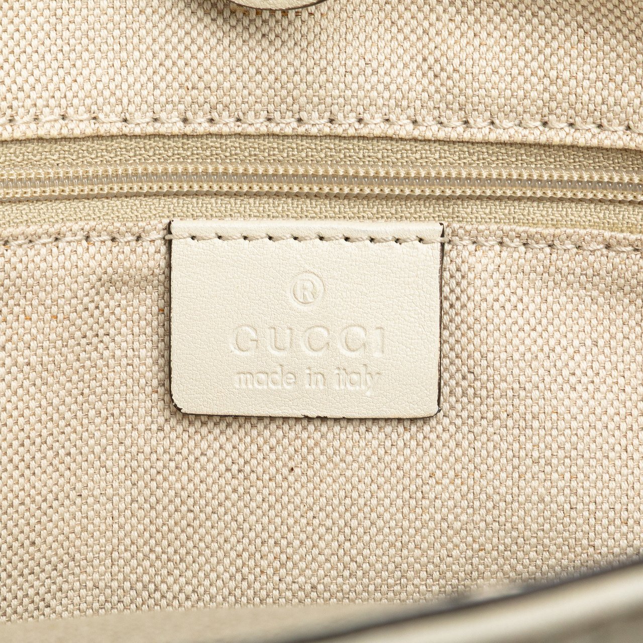 Gucci Medium Diamante Raffia Sukey Tote Wit