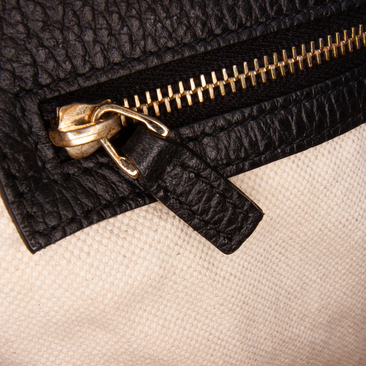 Gucci Leather Swing Convertible Tote Zwart
