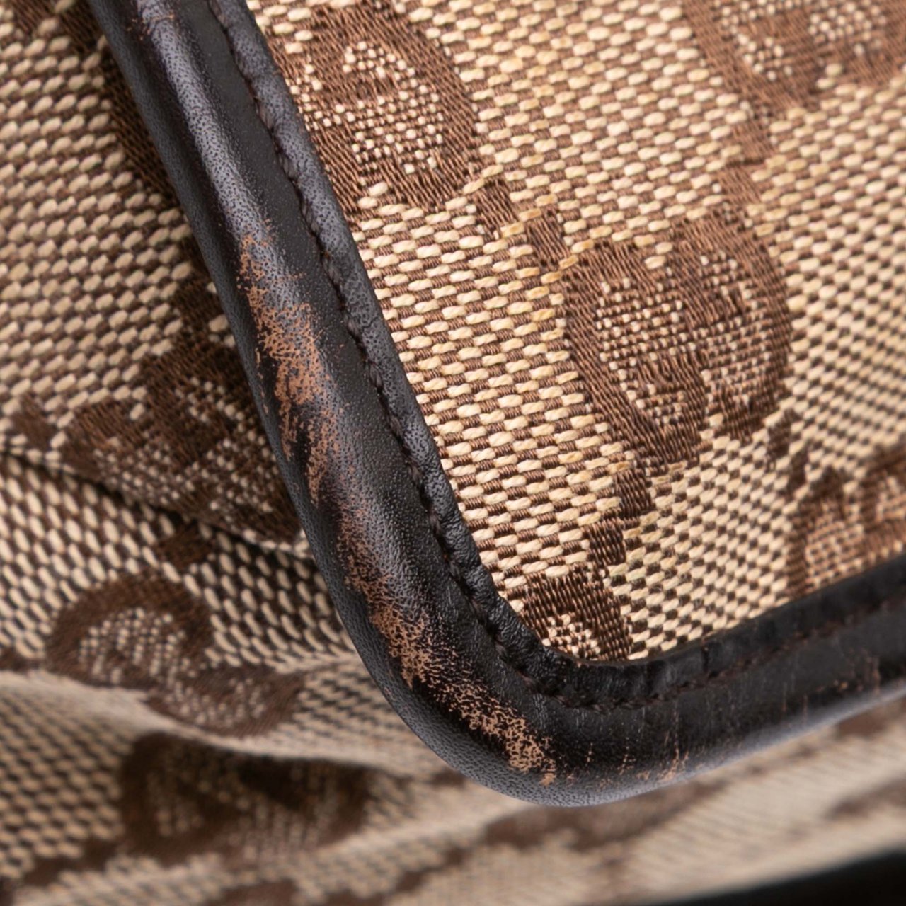 Gucci GG Canvas Messenger Bag Bruin