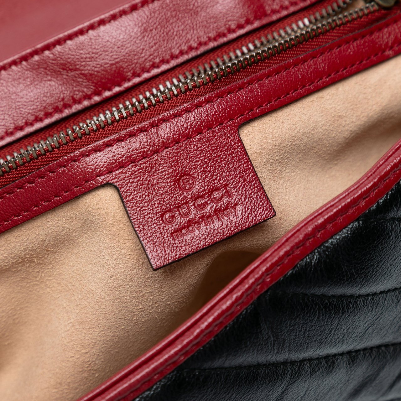 Gucci Medium GG Marmont Matelasse Diagonal Leather Torchon Shoulder Bag Zwart