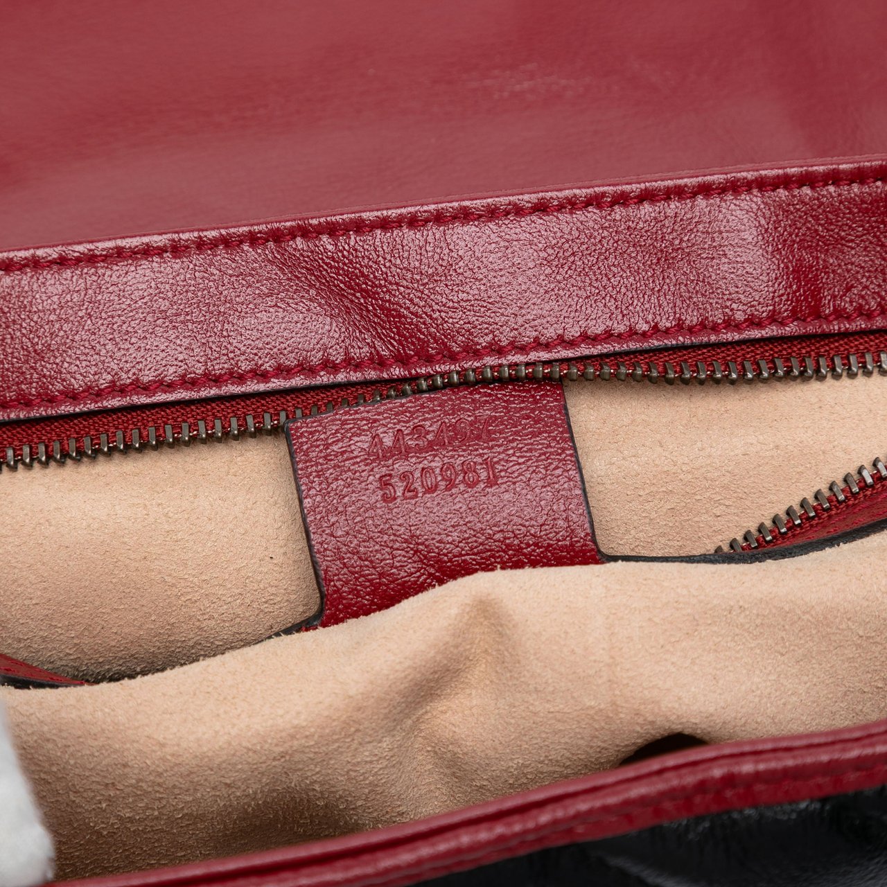 Gucci Medium GG Marmont Matelasse Diagonal Leather Torchon Shoulder Bag Zwart