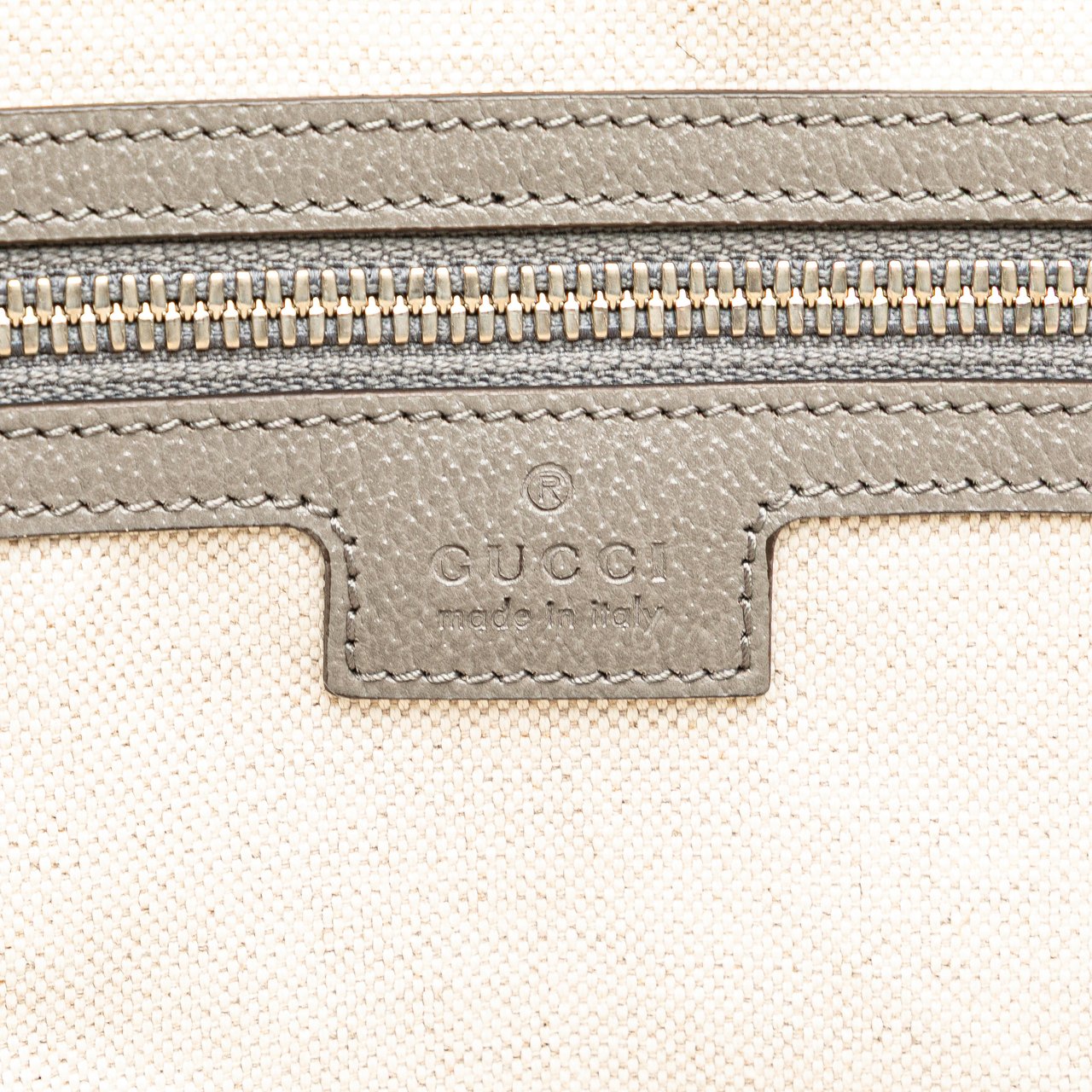 Gucci Canvas Embossed Logo Tote Wit