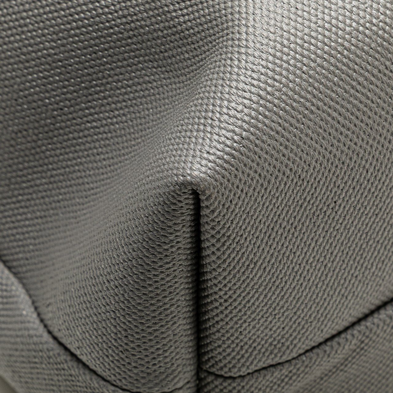 Gucci Canvas Embossed Logo Tote Wit