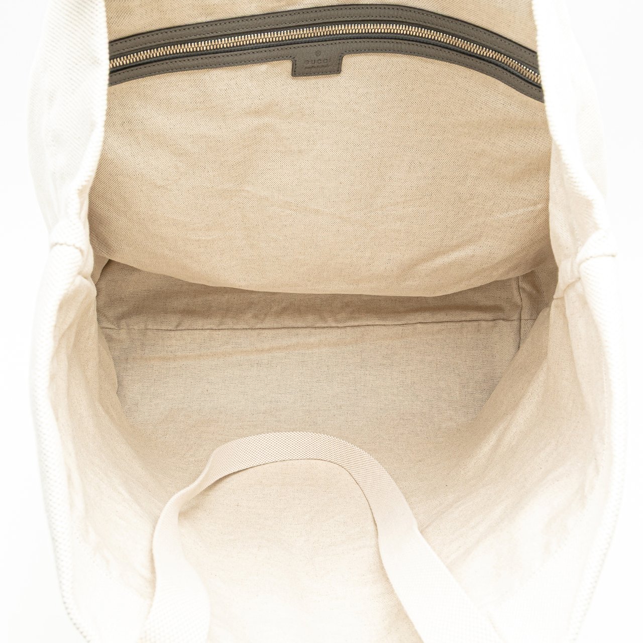 Gucci Canvas Embossed Logo Tote Wit