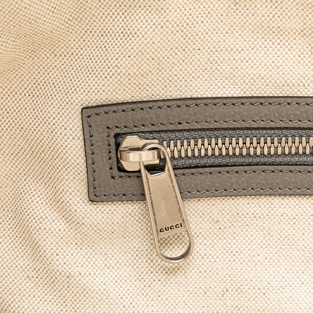 Gucci Canvas Embossed Logo Tote Wit