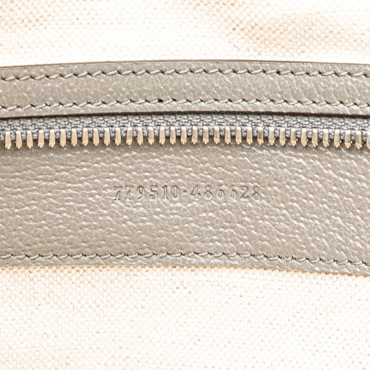 Gucci Canvas Embossed Logo Tote Wit