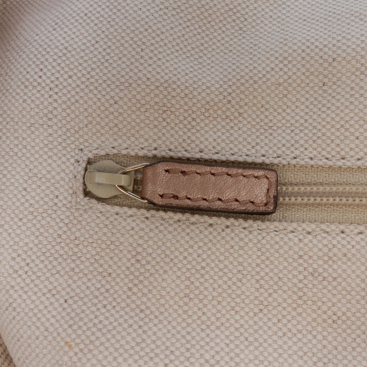 Gucci Medium Calfskin Sukey Tote Roze