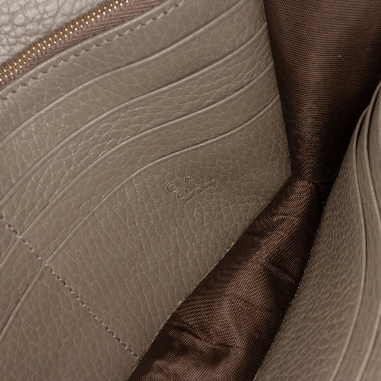 Gucci Interlocking G Dollar Calfskin Wallet on Chain Grijs