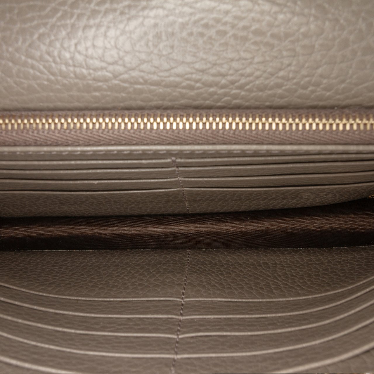 Gucci Interlocking G Dollar Calfskin Wallet on Chain Grijs