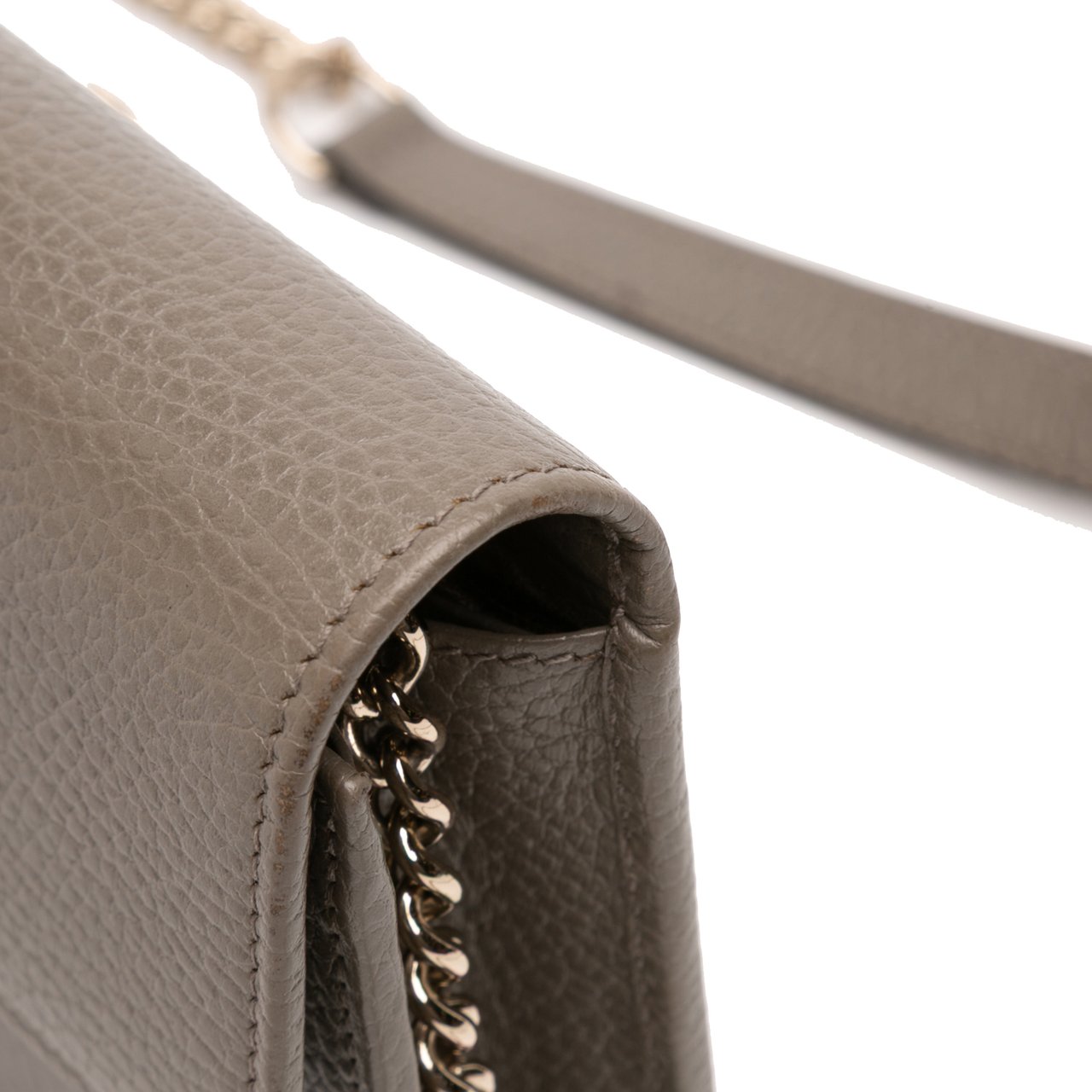 Gucci Interlocking G Dollar Calfskin Wallet on Chain Grijs