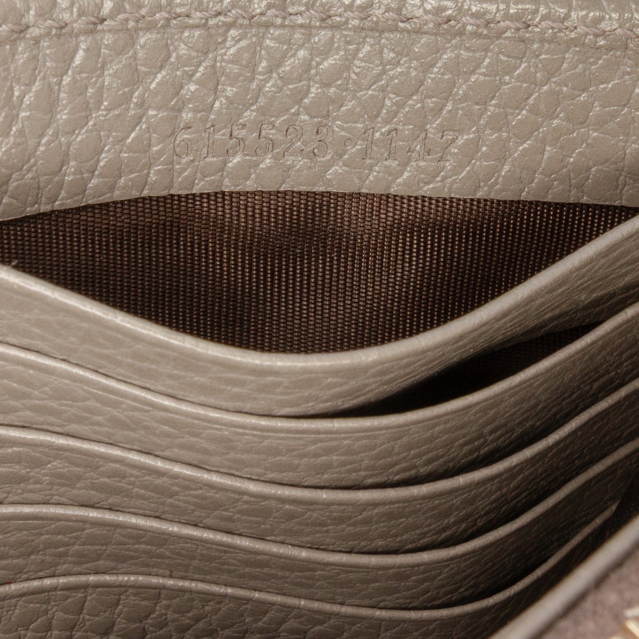 Gucci Interlocking G Dollar Calfskin Wallet on Chain Grijs